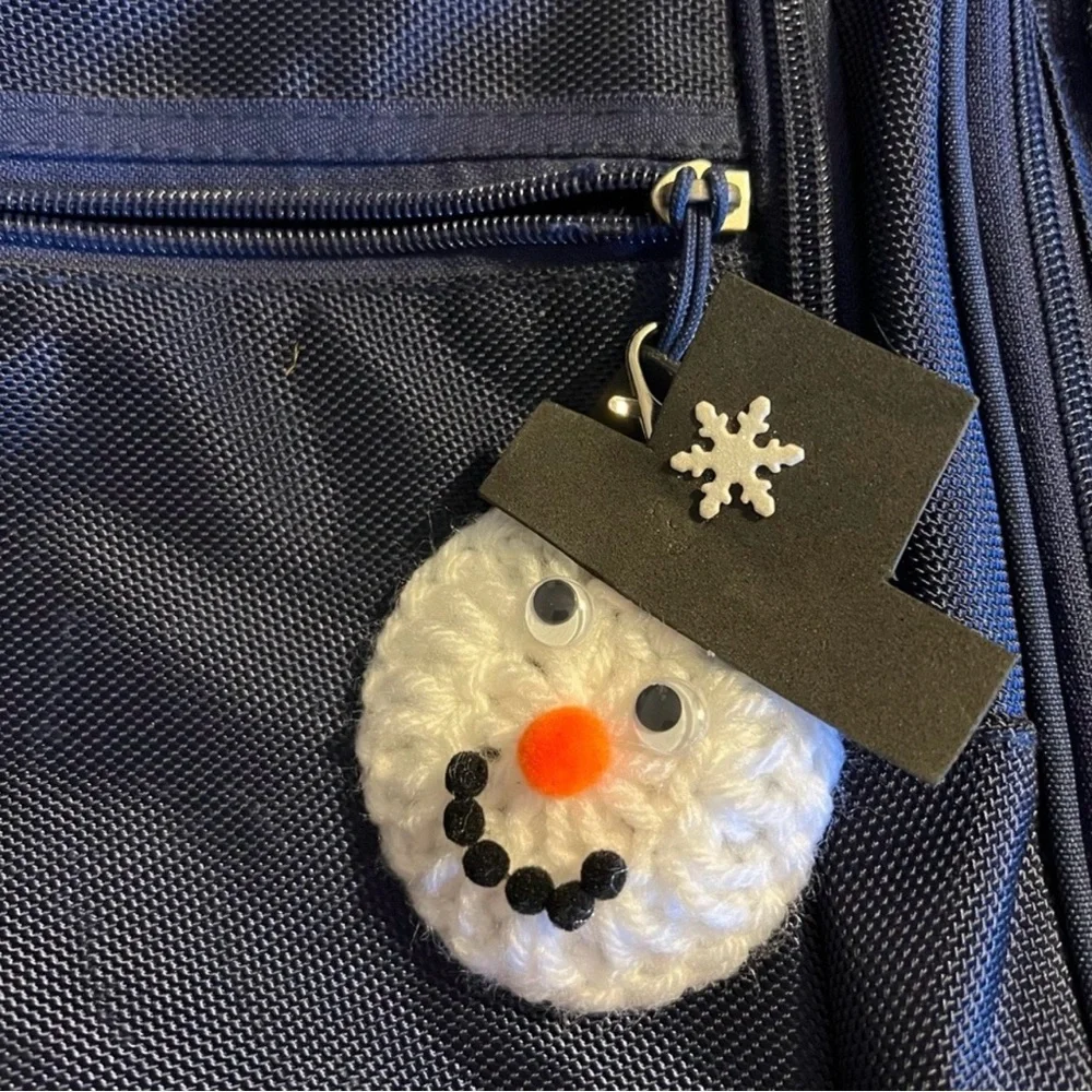 New 10 PC Set Christmas Holiday Winter Snowman Pin Clasp Bookbag Keychain Charm
